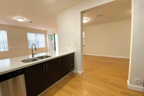 Снять в аренду виллу или дом в Дорал, Флорида 3 спальни, 187.76м2, № 1949653 - фото 11