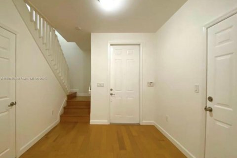 Снять в аренду виллу или дом в Дорал, Флорида 3 спальни, 187.76м2, № 1949653 - фото 2