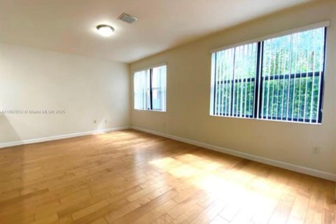 Снять в аренду виллу или дом в Дорал, Флорида 3 спальни, 187.76м2, № 1949653 - фото 7