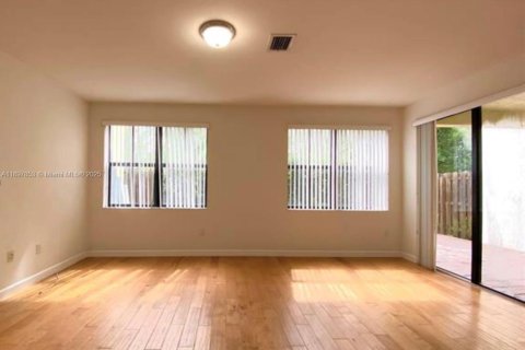 Снять в аренду виллу или дом в Дорал, Флорида 3 спальни, 187.76м2, № 1949653 - фото 6