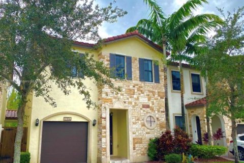 Снять в аренду виллу или дом в Дорал, Флорида 3 спальни, 187.76м2, № 1949653 - фото 1