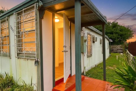 Снять в аренду коммерческую недвижимость в Майами, Флорида 1 спальня, 41.81м2, № 1982374 - фото 1