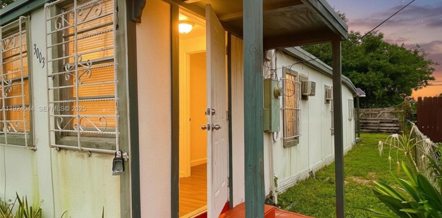 Коммерческая недвижимость в Майами, Флорида 1 спальня, 41.81м2 № 1982374