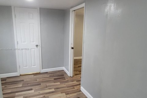 Снять в аренду коммерческую недвижимость в Майами, Флорида 1 спальня, 41.81м2, № 1982374 - фото 25