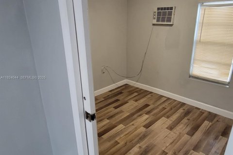 Снять в аренду коммерческую недвижимость в Майами, Флорида 1 спальня, 41.81м2, № 1982374 - фото 23