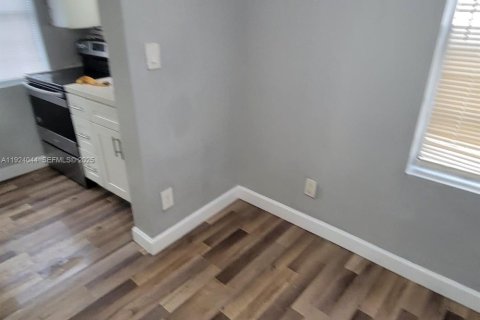 Снять в аренду коммерческую недвижимость в Майами, Флорида 1 спальня, 41.81м2, № 1982374 - фото 11