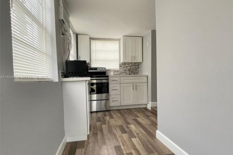 Снять в аренду коммерческую недвижимость в Майами, Флорида 1 спальня, 41.81м2, № 1982374 - фото 5