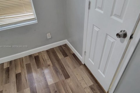 Снять в аренду коммерческую недвижимость в Майами, Флорида 1 спальня, 41.81м2, № 1982374 - фото 12