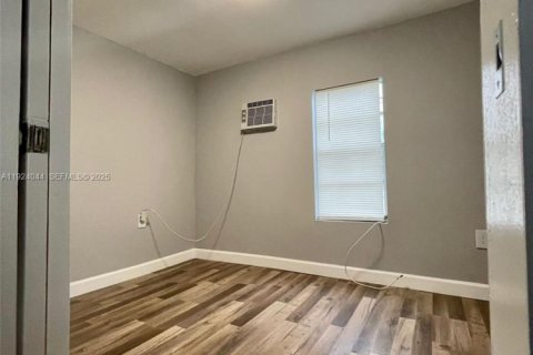 Снять в аренду коммерческую недвижимость в Майами, Флорида 1 спальня, 41.81м2, № 1982374 - фото 8