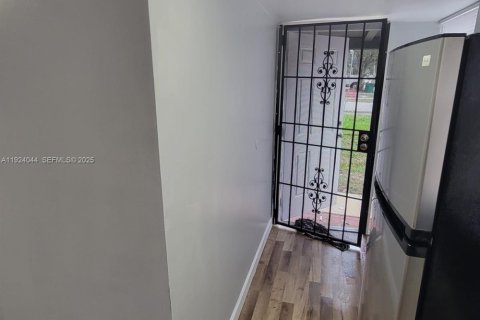 Снять в аренду коммерческую недвижимость в Майами, Флорида 1 спальня, 41.81м2, № 1982374 - фото 29