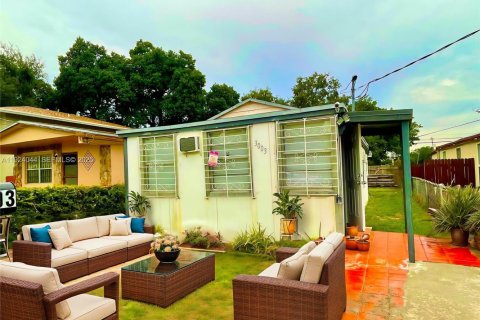 Снять в аренду коммерческую недвижимость в Майами, Флорида 1 спальня, 41.81м2, № 1982374 - фото 2