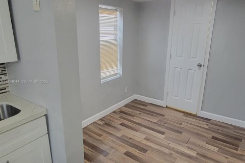 Снять в аренду коммерческую недвижимость в Майами, Флорида 1 спальня, 41.81м2, № 1982374 - фото 24