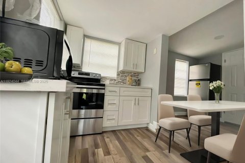 Снять в аренду коммерческую недвижимость в Майами, Флорида 1 спальня, 41.81м2, № 1982374 - фото 3