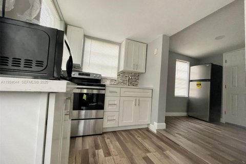 Снять в аренду коммерческую недвижимость в Майами, Флорида 1 спальня, 41.81м2, № 1982374 - фото 7