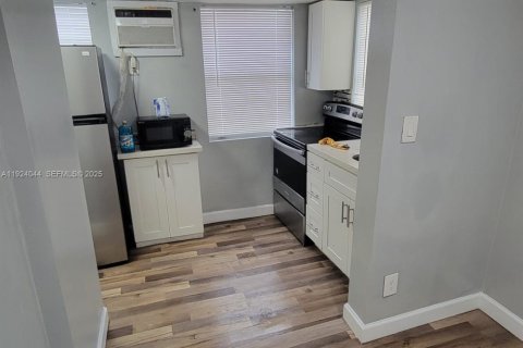 Снять в аренду коммерческую недвижимость в Майами, Флорида 1 спальня, 41.81м2, № 1982374 - фото 14