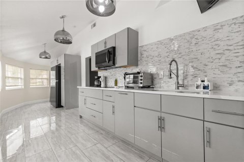 Immobilier commercial à vendre à Clearwater, Floride: 5 chambres, 253.07 m2 № 2128706 - photo 6