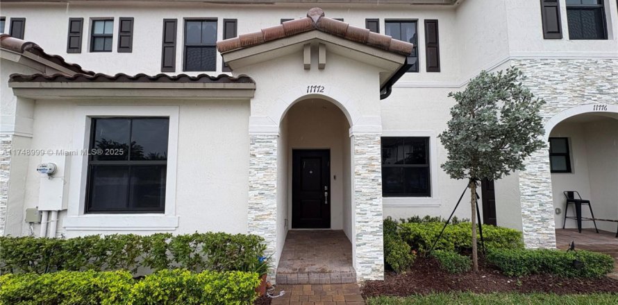 Townhouse in Homestead, Florida 3 bedrooms, 123.37 sq.m. № 1936637