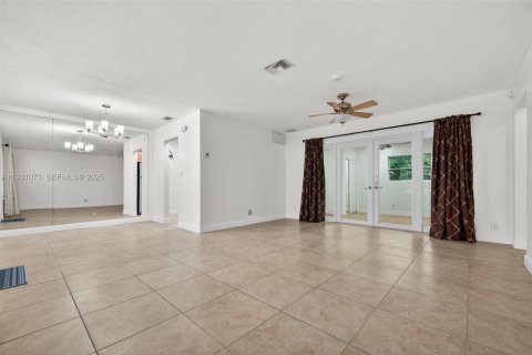 Villa ou maison à louer à Fort Lauderdale, Floride: 3 chambres, 195.09 m2 № 1989966 - photo 3