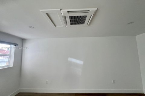 Propiedad comercial en alquiler en Miami, Florida, 170.2 m2 № 1986417 - foto 5