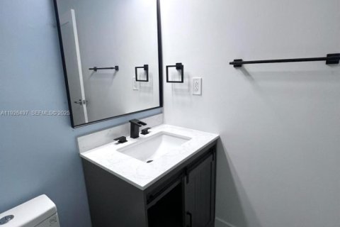 Propiedad comercial en alquiler en Miami, Florida, 170.2 m2 № 1986417 - foto 4