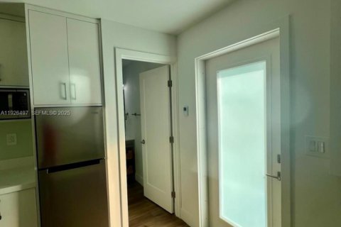 Propiedad comercial en alquiler en Miami, Florida, 170.2 m2 № 1986417 - foto 2