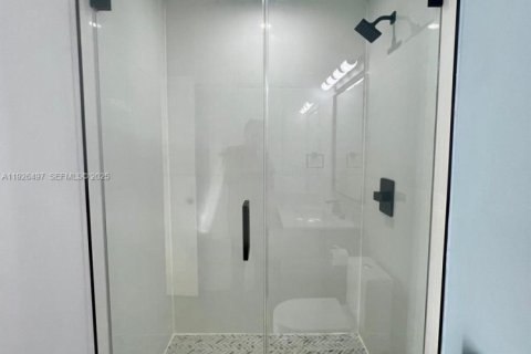 Propiedad comercial en alquiler en Miami, Florida, 170.2 m2 № 1986417 - foto 3