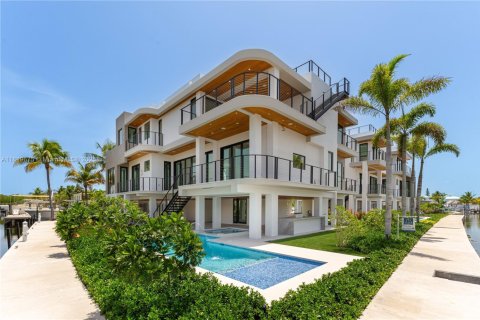 House in Key Largo, Florida 5 bedrooms, 415.55 sq.m. № 1799209 - photo 1