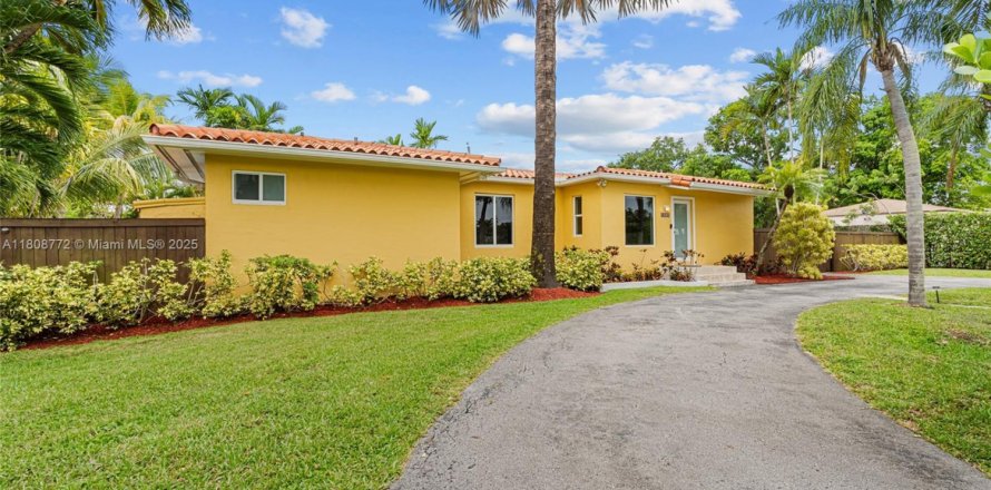 House in South Miami, Florida 3 bedrooms, 152.55 sq.m. № 1766600