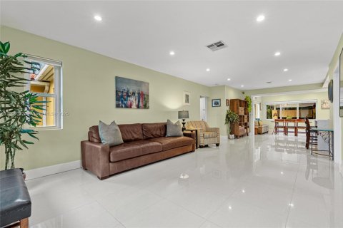 House in South Miami, Florida 3 bedrooms, 152.55 sq.m. № 1766600 - photo 6