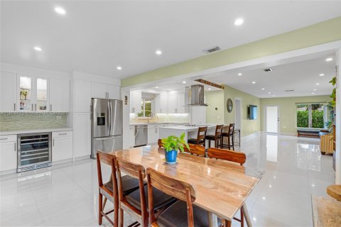 House in South Miami, Florida 3 bedrooms, 152.55 sq.m. № 1766600 - photo 12