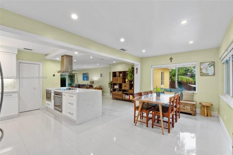 House in South Miami, Florida 3 bedrooms, 152.55 sq.m. № 1766600 - photo 15