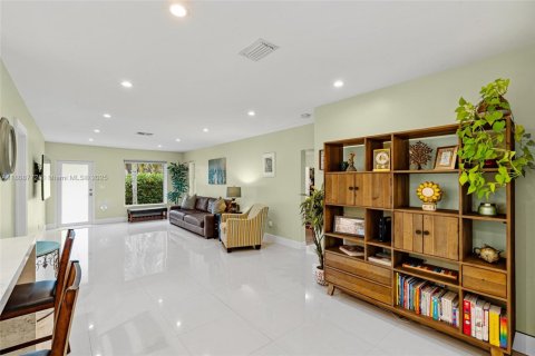 House in South Miami, Florida 3 bedrooms, 152.55 sq.m. № 1766600 - photo 9