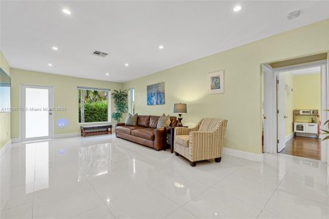 House in South Miami, Florida 3 bedrooms, 152.55 sq.m. № 1766600 - photo 7