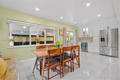 House in South Miami, Florida 3 bedrooms, 152.55 sq.m. № 1766600 - photo 14