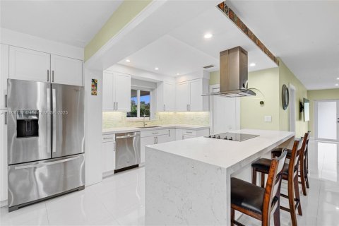 House in South Miami, Florida 3 bedrooms, 152.55 sq.m. № 1766600 - photo 19