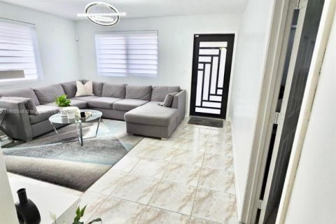 Casa en venta en Hialeah, Florida, 4 dormitorios, 144.93 m2 № 1953919 - foto 6