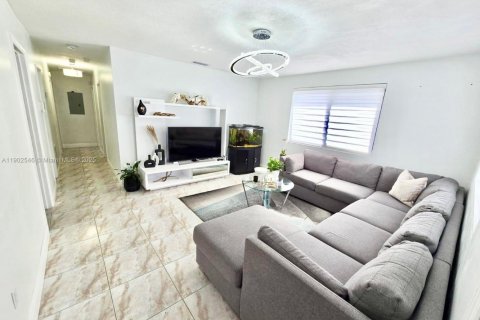 Casa en venta en Hialeah, Florida, 4 dormitorios, 144.93 m2 № 1953919 - foto 5