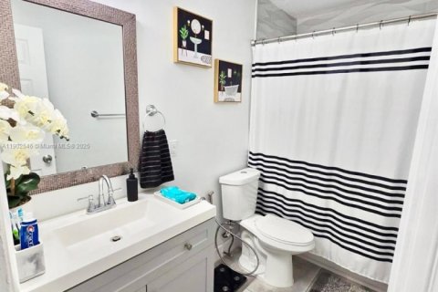 Casa en venta en Hialeah, Florida, 4 dormitorios, 144.93 m2 № 1953919 - foto 2