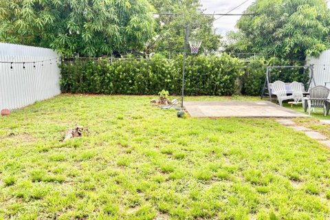 Casa en venta en Hialeah, Florida, 4 dormitorios, 144.93 m2 № 1953919 - foto 11