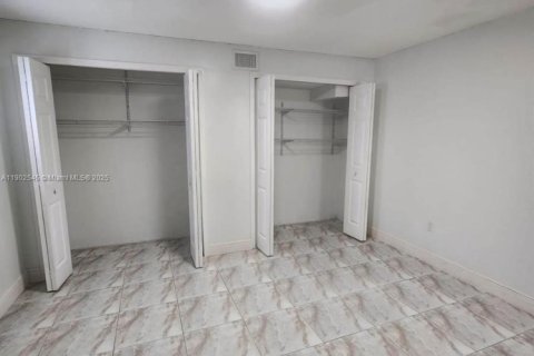 Casa en venta en Hialeah, Florida, 4 dormitorios, 144.93 m2 № 1953919 - foto 14