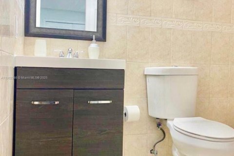 Casa en venta en Hialeah, Florida, 4 dormitorios, 144.93 m2 № 1953919 - foto 12