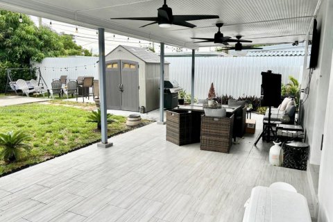 Casa en venta en Hialeah, Florida, 4 dormitorios, 144.93 m2 № 1953919 - foto 10