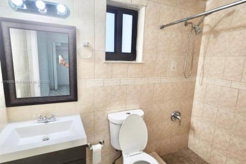 Casa en venta en Hialeah, Florida, 4 dormitorios, 144.93 m2 № 1953919 - foto 13
