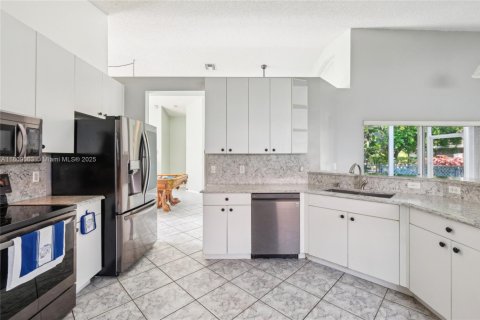 House in Coral Springs, Florida 4 bedrooms, 172.24 sq.m. № 1768882 - photo 10