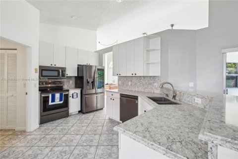 House in Coral Springs, Florida 4 bedrooms, 172.24 sq.m. № 1768882 - photo 9