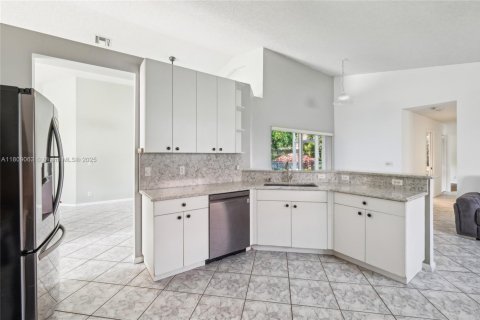 House in Coral Springs, Florida 4 bedrooms, 172.24 sq.m. № 1768882 - photo 11
