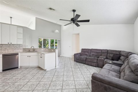 House in Coral Springs, Florida 4 bedrooms, 172.24 sq.m. № 1768882 - photo 8