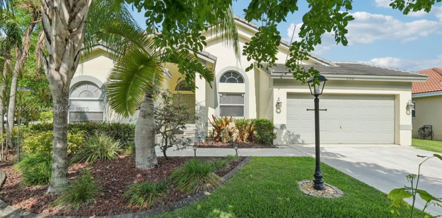 House in Coral Springs, Florida 4 bedrooms, 172.24 sq.m. № 1768882