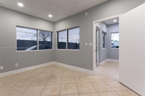 Propiedad comercial en venta en Opa-locka, Florida № 1817069 - foto 17