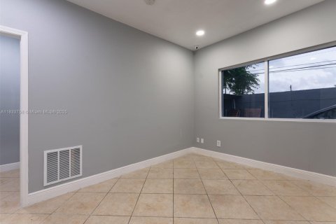 Propiedad comercial en venta en Opa-locka, Florida № 1817069 - foto 15